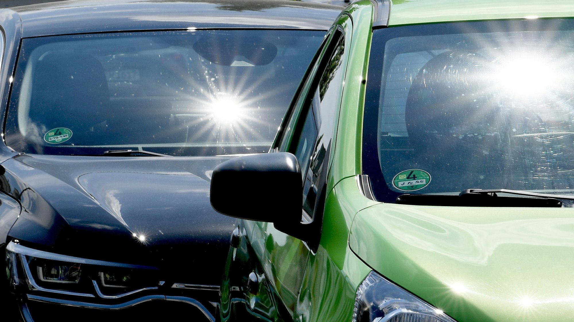 Zwei Autos, in denen sich die Sonne spiegelt