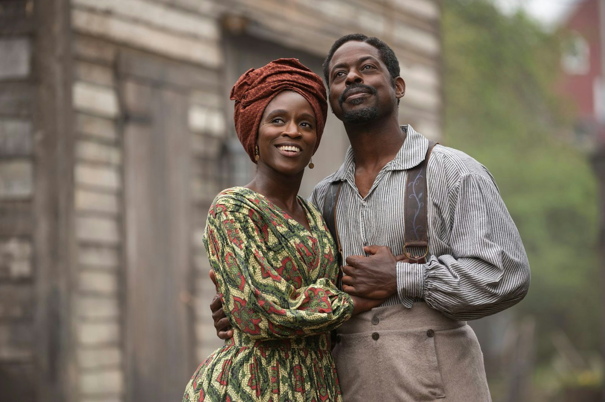 Miss Angie (Sharon Duncan-Brewster) und Medwin Harris (Sterling K. Brown) kümmern sich um die schwarze Community in ihrer Gegend. (Bild: Disney/Chris Reardon)
