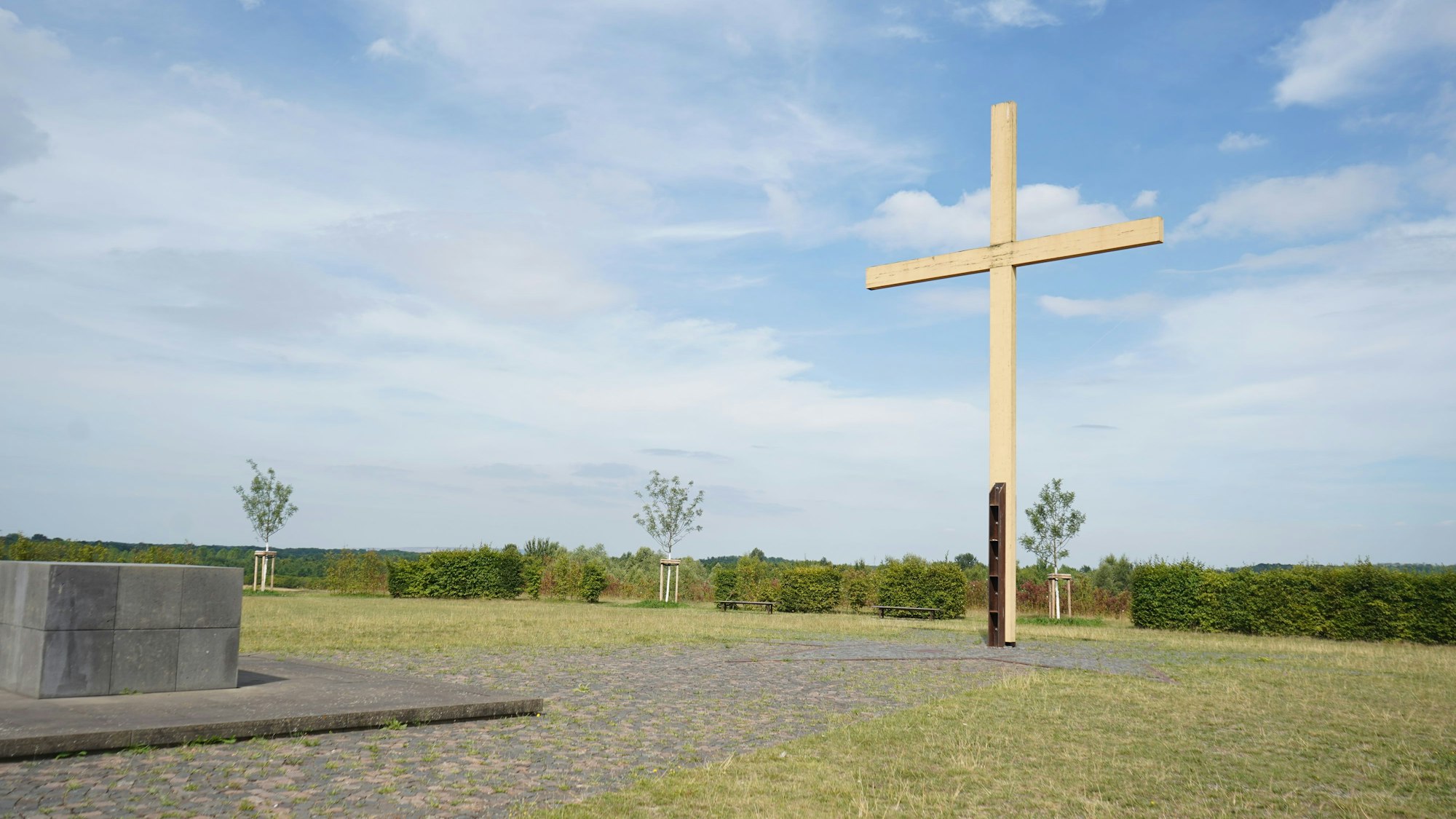Das Foto zeigt ein Kreuz auf einem Hügel.