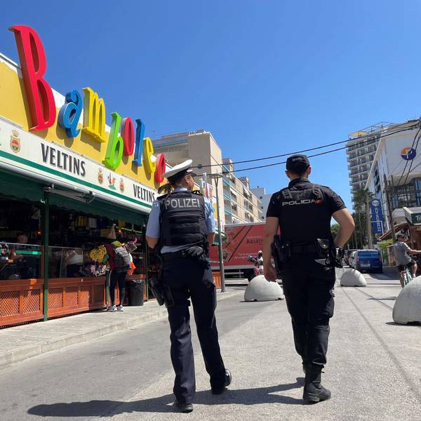 Eine deutsche Polizistin geht an der sogenannten Schinkenstraße mit einem spanischen Kollegen Streife. (Archivbild)
