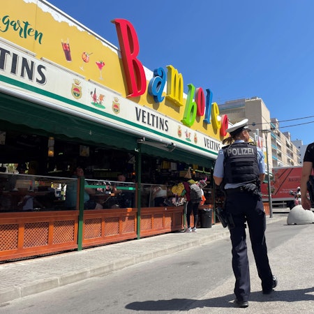 Eine deutsche Polizistin geht an der sogenannten Schinkenstraße mit einem spanischen Kollegen Streife. (Archivbild)