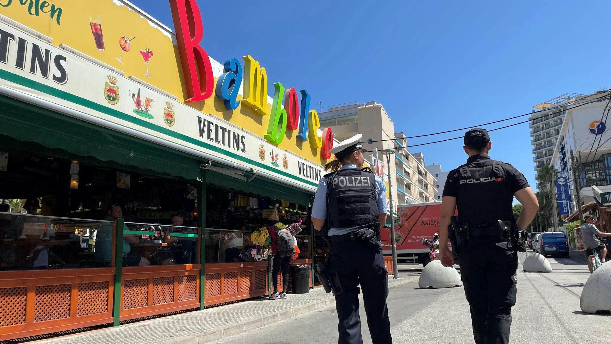 Eine deutsche Polizistin geht an der sogenannten Schinkenstraße mit einem spanischen Kollegen Streife. (Archivbild)