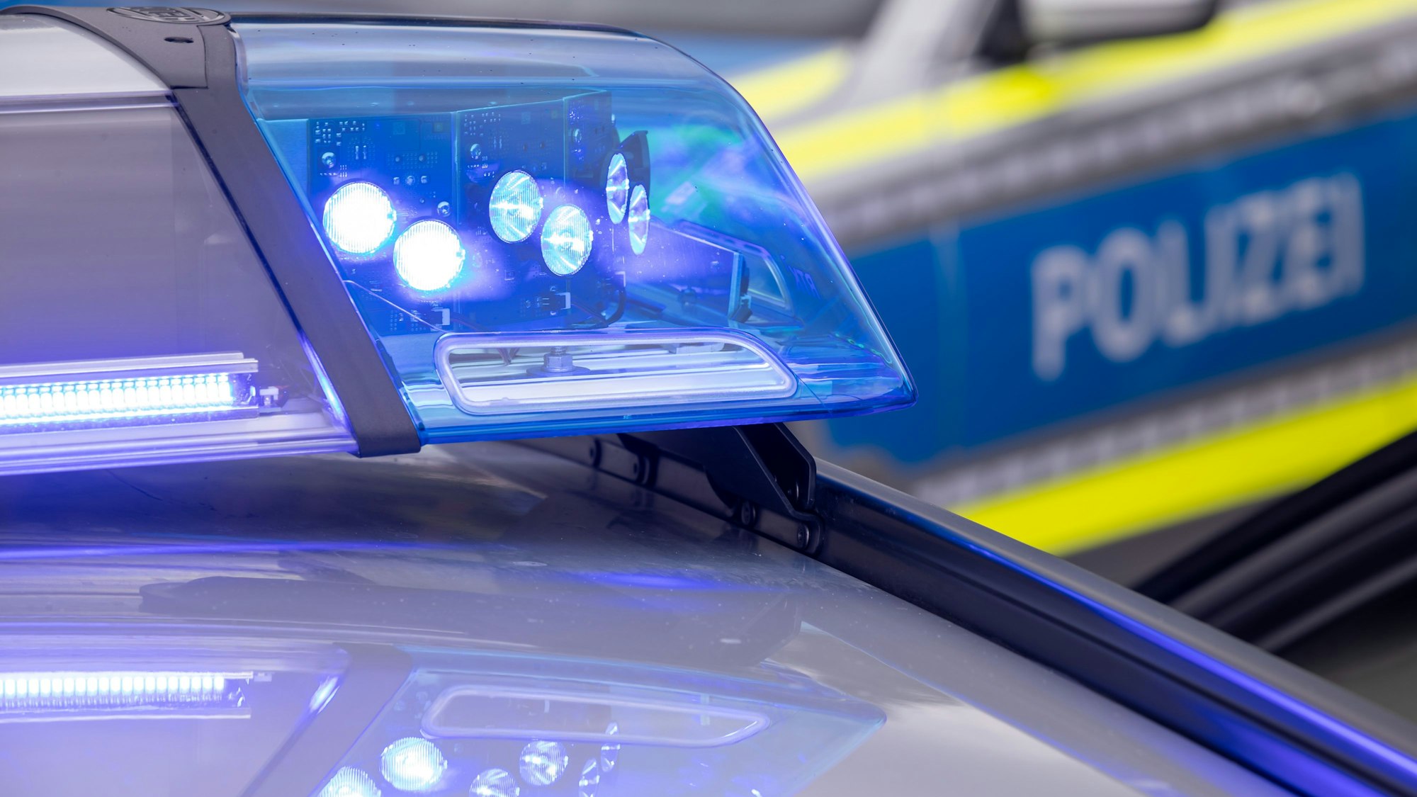 Ein Blaulicht auf dem Dach eines Polizeifahrzeugs.