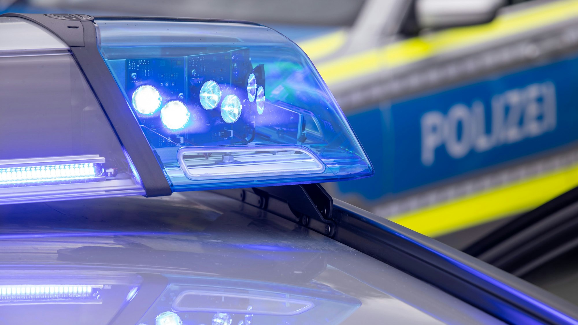 Ein Blaulicht auf dem Dach eines Polizeifahrzeugs.