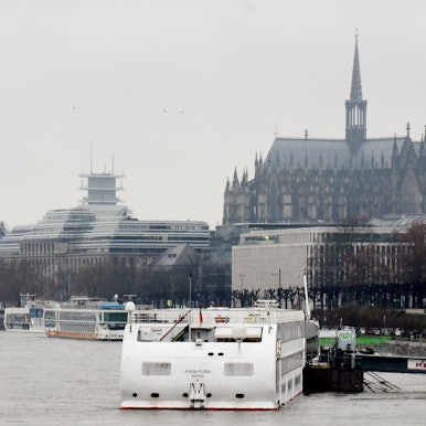04.01.2022 Köln.
Kreuzfahrtschiffe am Kölner Rheinufer.
Manche Schiffe haben eine "Schiffstanke" andere lassen die Motoren laufen.