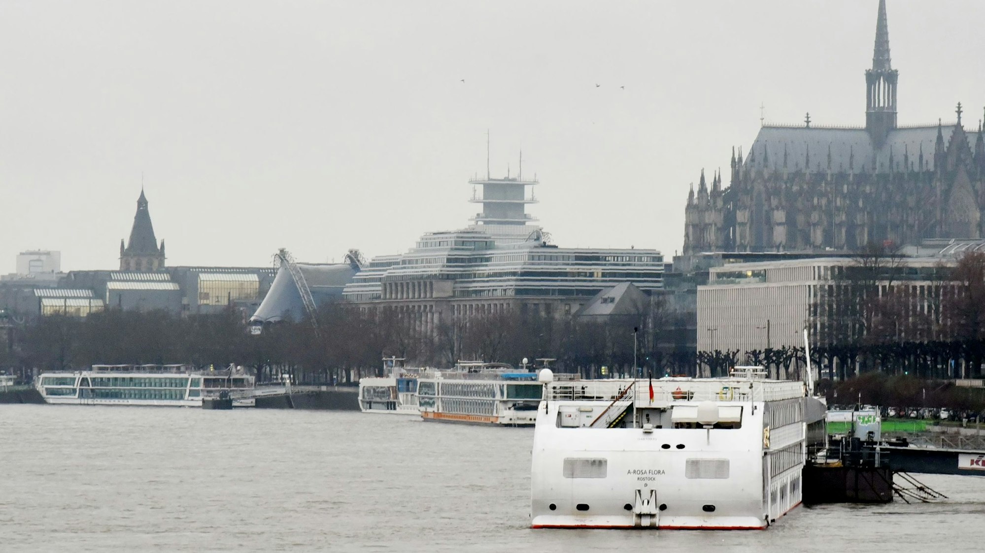 04.01.2022 Köln.
Kreuzfahrtschiffe am Kölner Rheinufer.
Manche Schiffe haben eine "Schiffstanke" andere lassen die Motoren laufen.