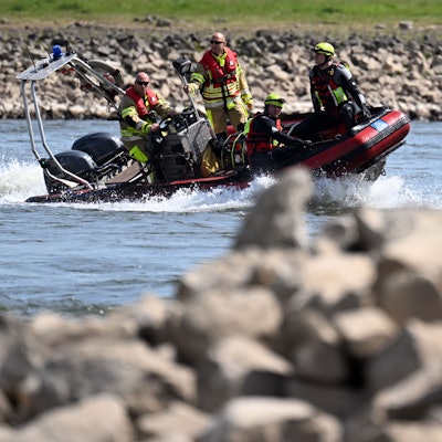 Ein Boot der Feuerwehr fährt auf dem Rhein. Die Feuerwehr Düsseldorf demonstrierte bei der Einsatzübung die Rettung in Not geratener Schwimmerinnen und Schwimmer.