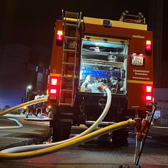 Feuerwehrleute bei Löscharbeiten an der Müllverbrennungsanlage in Bonn.