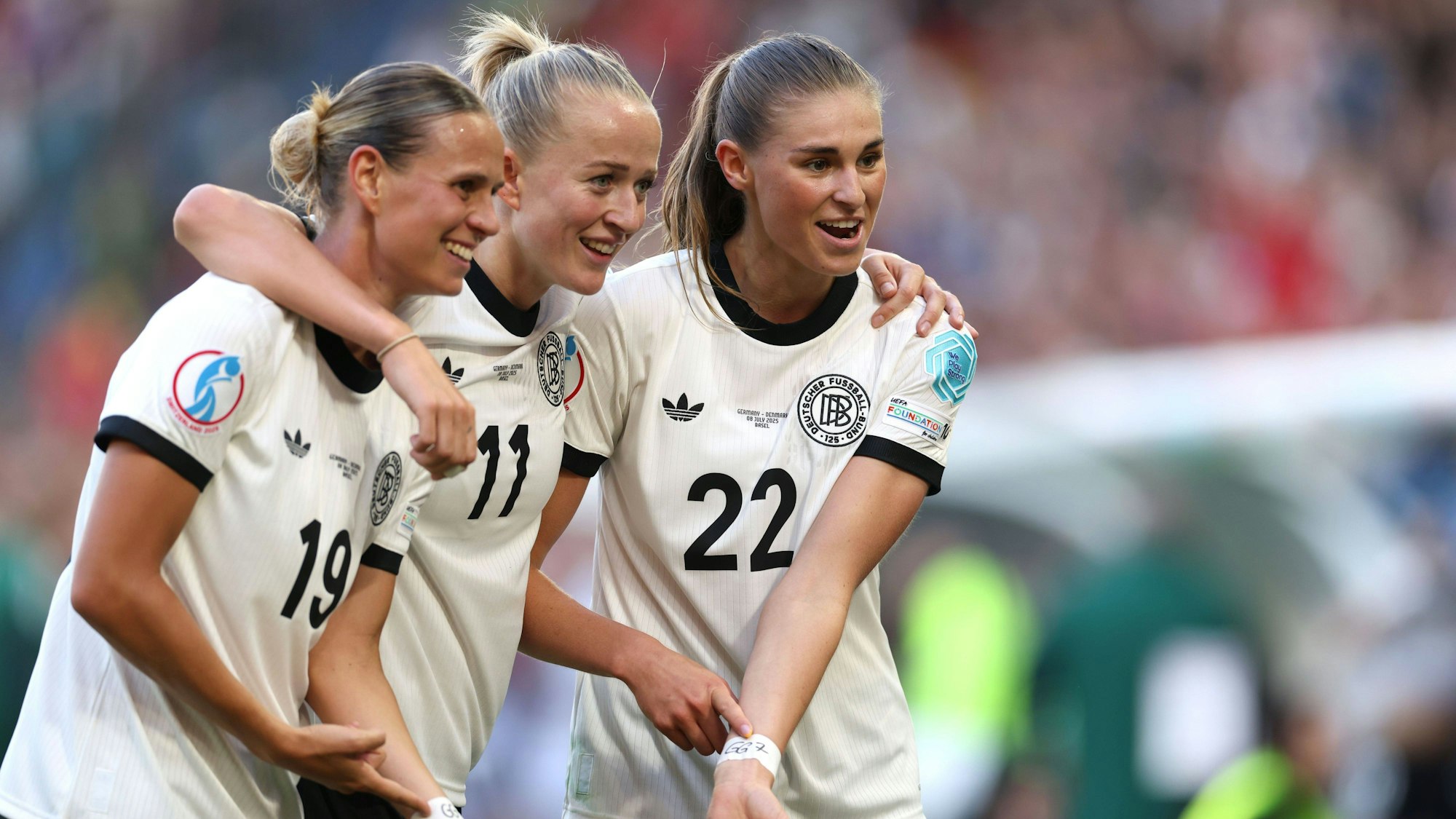 Lea Schüller (Mitte) könnte im Finale auf ihre Partnerin, die italienische Nationalspielerin Martina Piemonte, treffen.