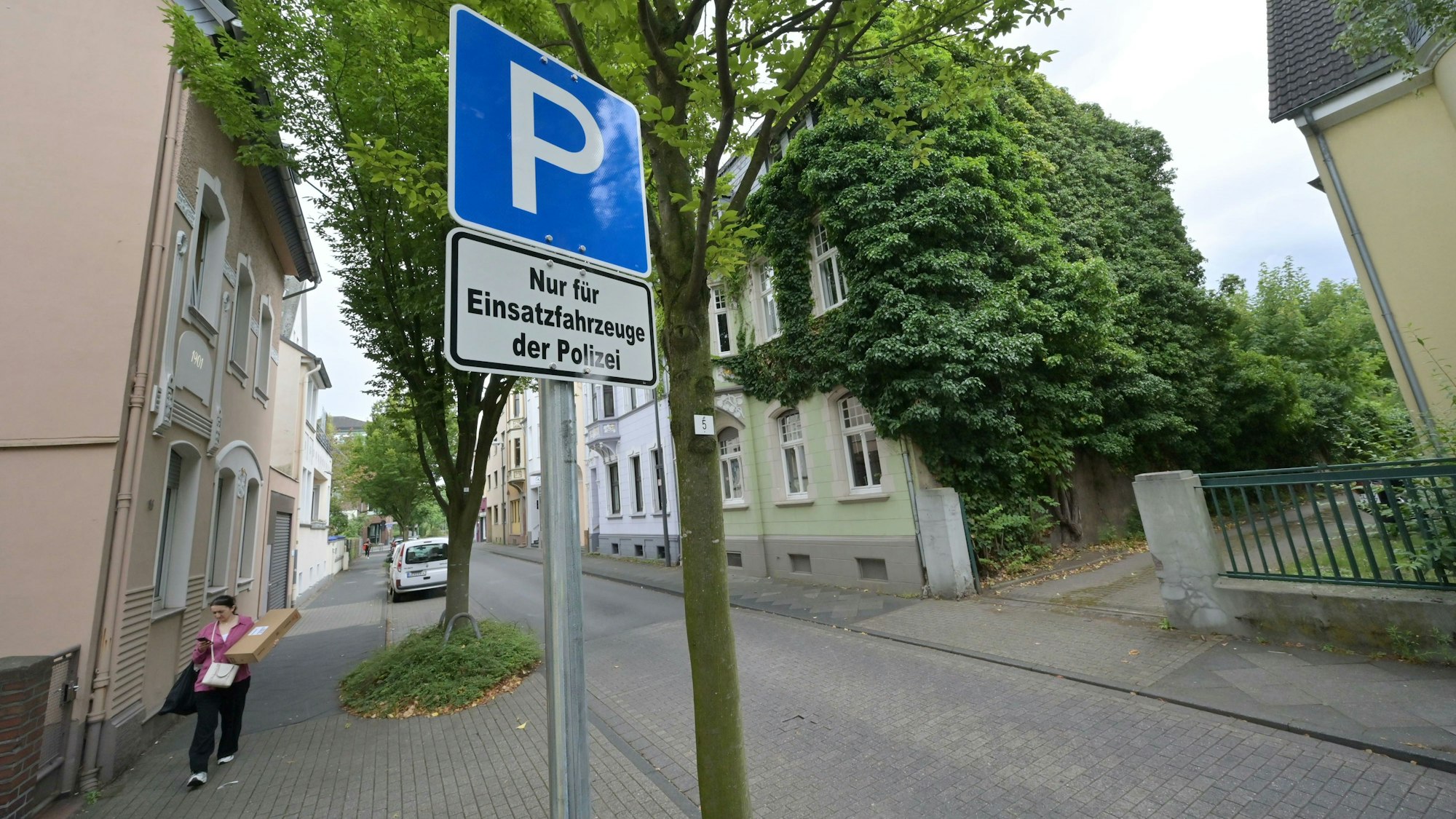 Ein Parkplatz in der Kaiserstraße, exklusiv für die Polizei. Bild: Ralf Krieger