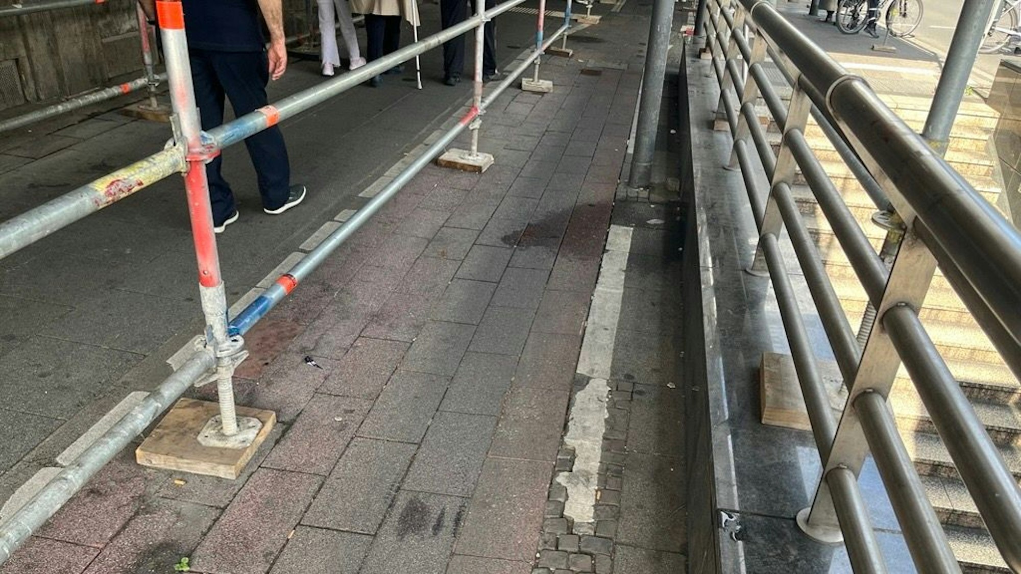 Ein Gerüst steht auf dem Radweg vor dem Gesundheitsamt am Kölner Neumarkt.