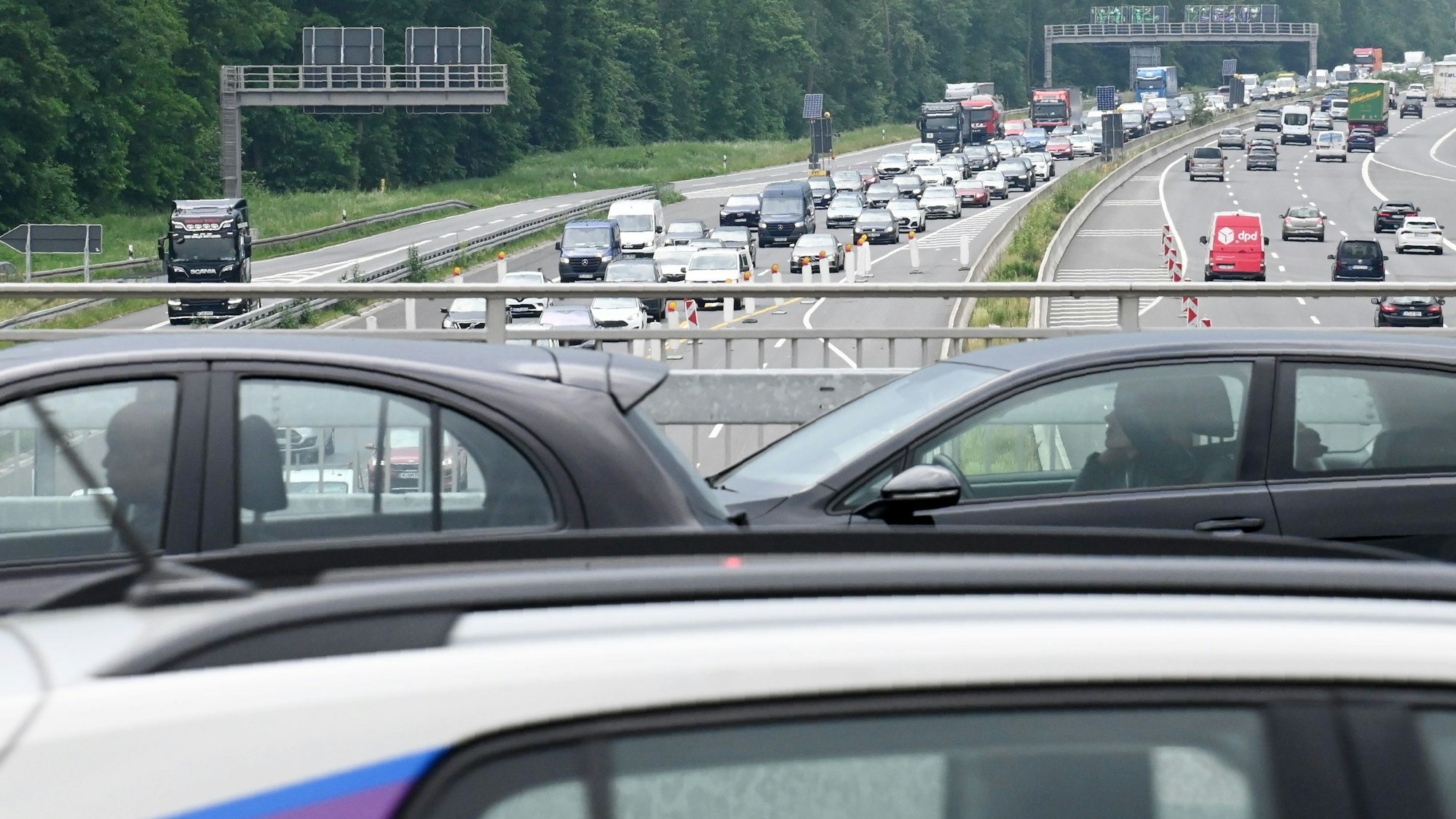 Stau auf der Autobahn 1 in Richtung Kreuz Köln-Nord