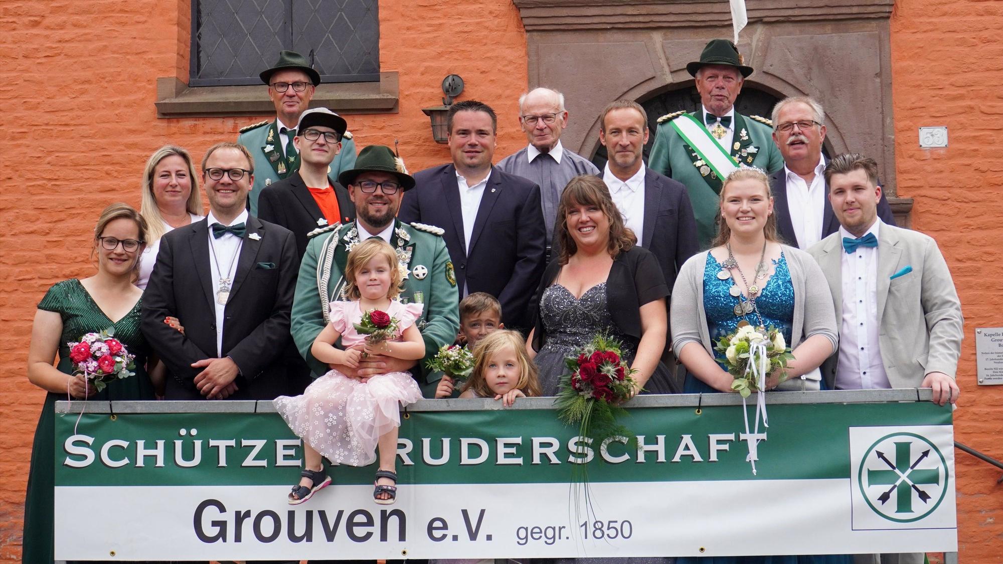 Das Foto zeigt Schützen und ihre Angehörigen auf einer Tribüne.