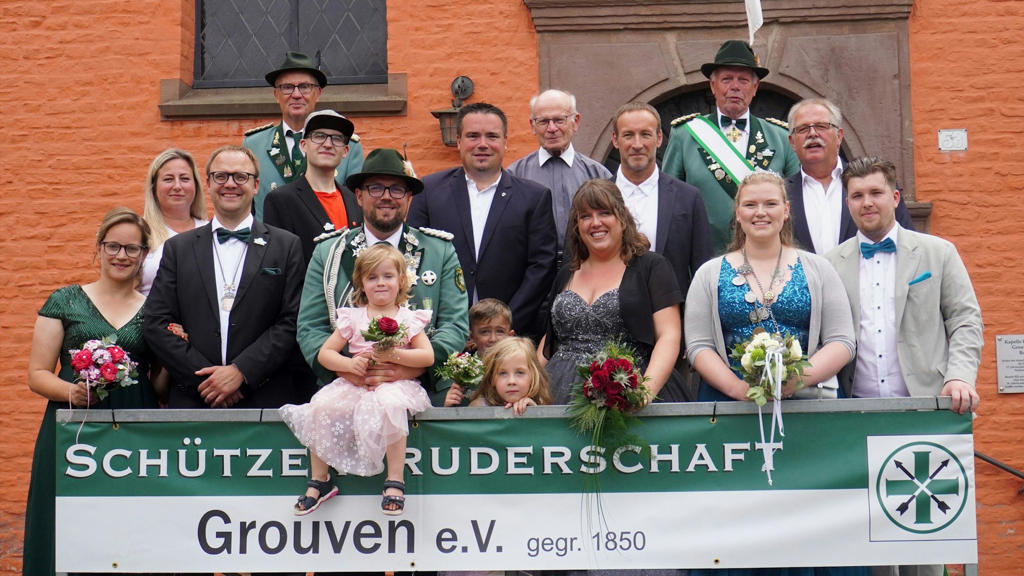 Das Foto zeigt Schützen und ihre Angehörigen auf einer Tribüne.