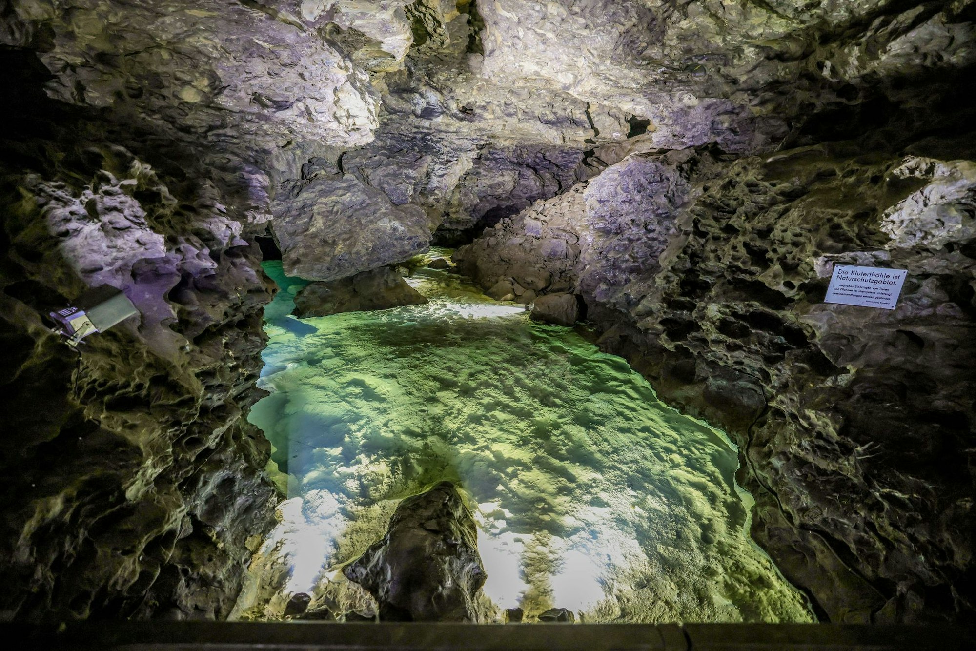 Tief in den Gängen der Kluterthöhle liegt der Ostsee. Bis hierhin dürfen Touristen gehen - doch die neu entdeckten Gänge bleiben für sie tabu.