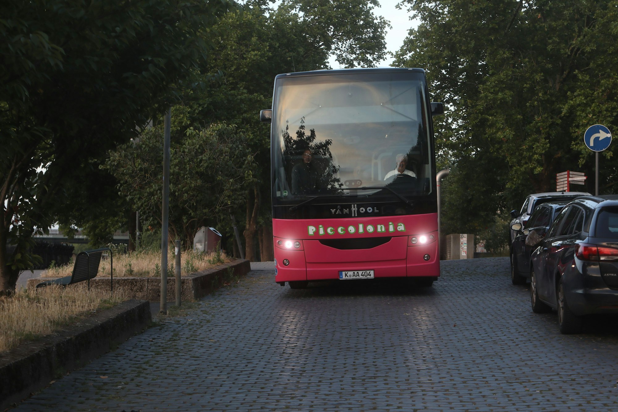 09.07.2025, Köln: Markus Klein, Inhaber des Busunternehmens Piccolonia, zeigt uns am Rheinufer, wie man mit einem Reisebus problemlos zu den Kreuzfahrtschiffen kommt. Die Stadt behauptet das Gegenteil. Foto: Arton Krasniqi