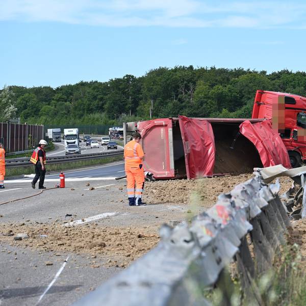 Das Bild zeigt einen umgestürzten Lastwagen.