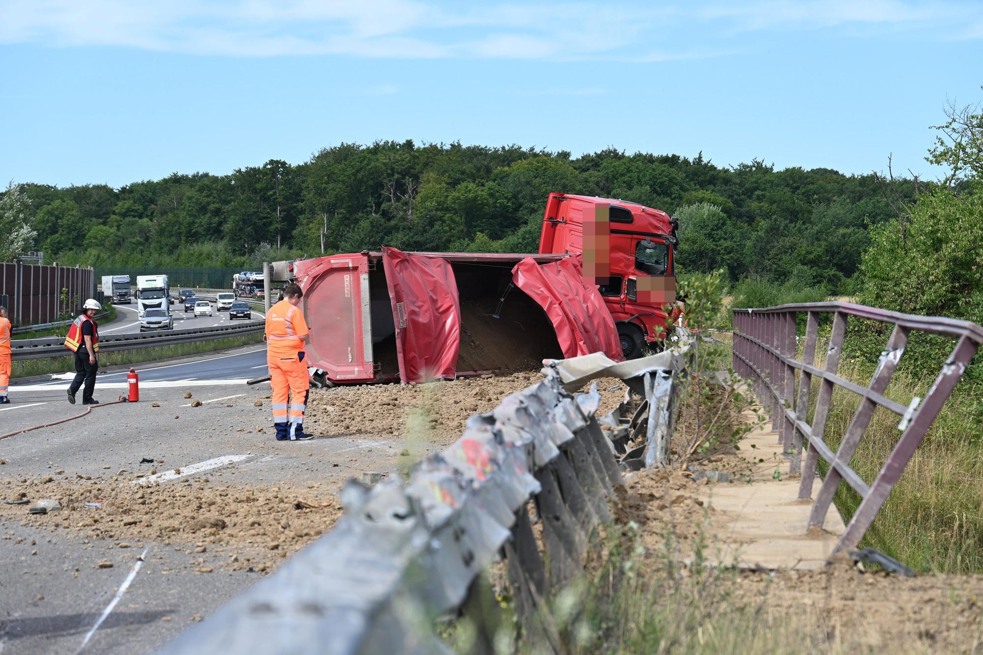 Das Bild zeigt einen umgestürzten Lastwagen.