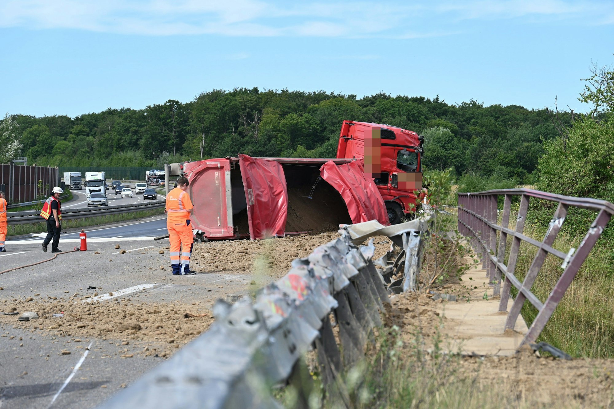 Das Bild zeigt einen umgestürzten Lastwagen.
