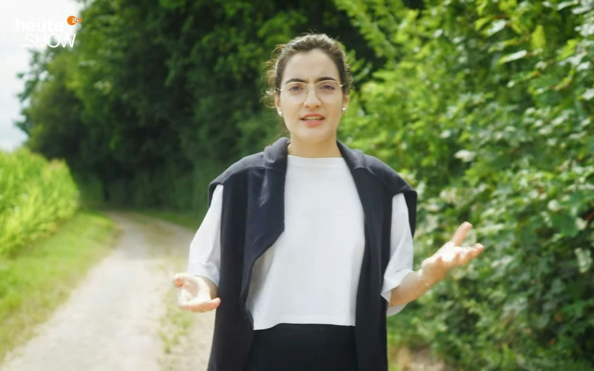 Die Kabarettistin Ana Lucía redet auf dem YouTube-Kanal der ZDF-“heute-show“ darüber, „was uns CDU und CSU über Migration und Geflüchtete verschweigen“. (Bild: YouTube / ZDF / heute-show)