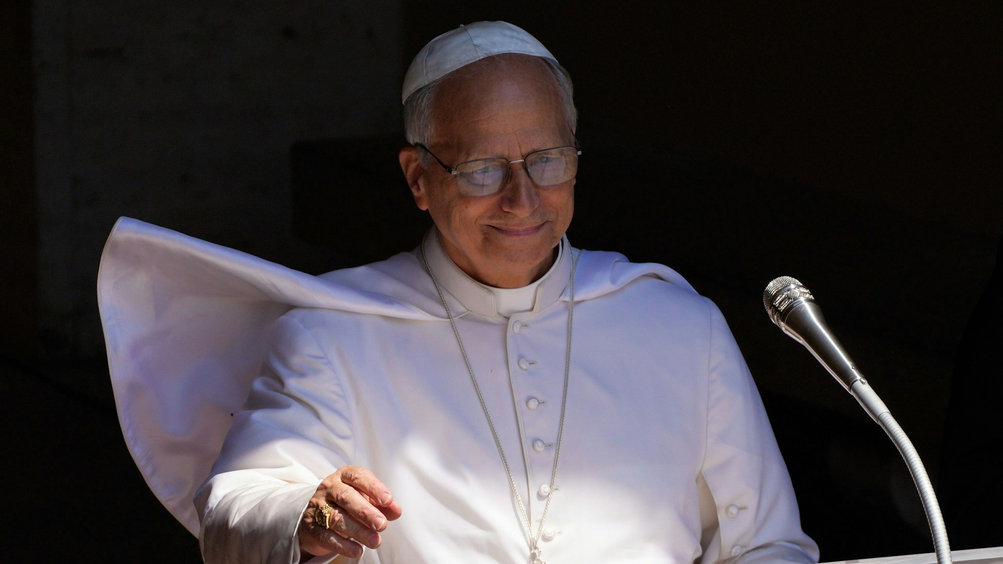 Papst Leo XIV. segnet die Gläubigen, die sich auf dem Platz vor dem Apostolischen Palast zum mittäglichen Angelusgebet in Castel Gandolfo versammelt haben.