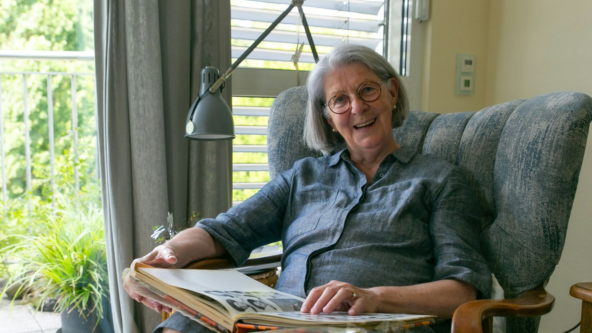 Das Foto zeigt Susanne Focke-Gebauer, die in einem Fotoalbum blättert.