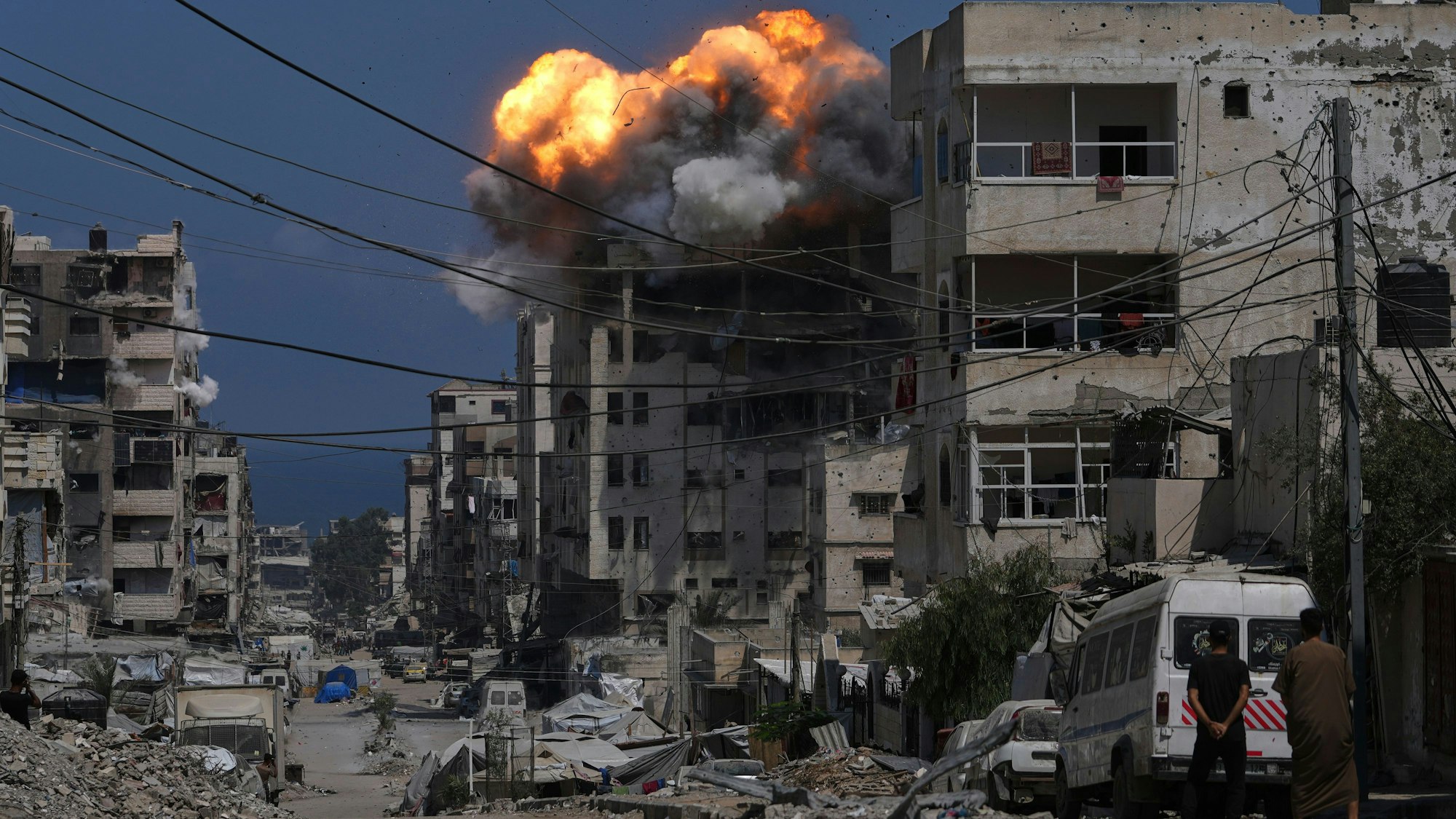 Rauch und Flammen entstehen bei einem israelischen Luftangriff in Gaza-Stadt.