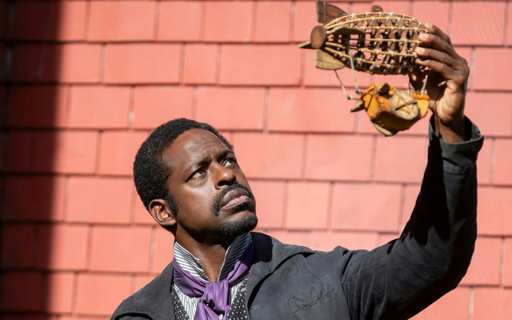 „Paradise“-Star Sterling K. Brown, der auch als Mitproduzent der Serie „Washington Black“ fungiert, spielt Medwin Harris, der sich um den jungen George Washington Black kümmert. Hier schaut er sich ein neues Fluggerät des genialen schwarzen Erfinders an. (Bild: Disney/Chris Reardon)