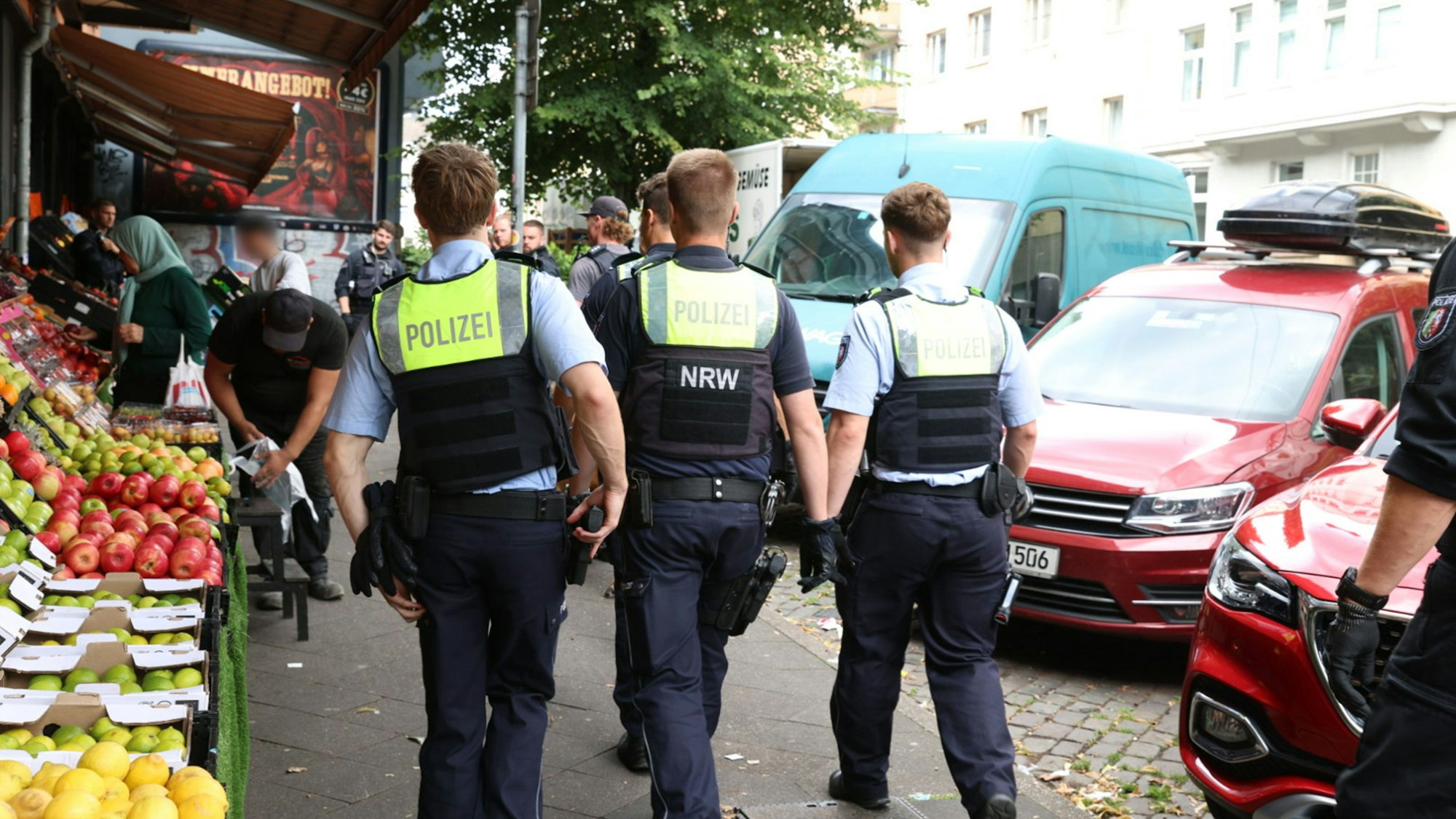 Polizisten sind in Düsseldorf im Einsatz. Zuvor war ein Beschuldigter aus dem Gebäude des Land- und Amtsgerichts in der Landeshauptstadt geflohen.