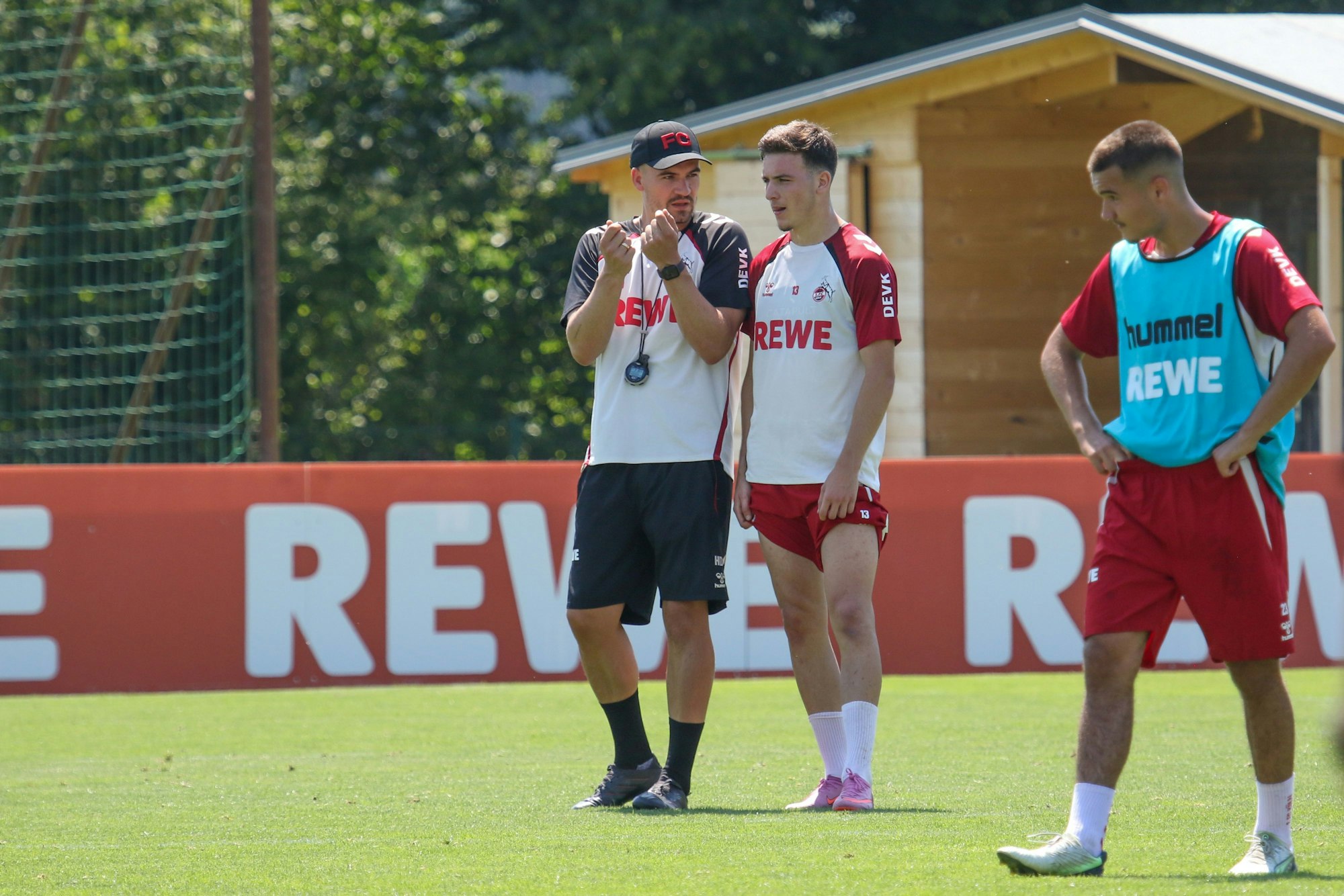 Said El Mala im FC-Trainingslager im Austausch mit Co-Trainer Hannes Dold.