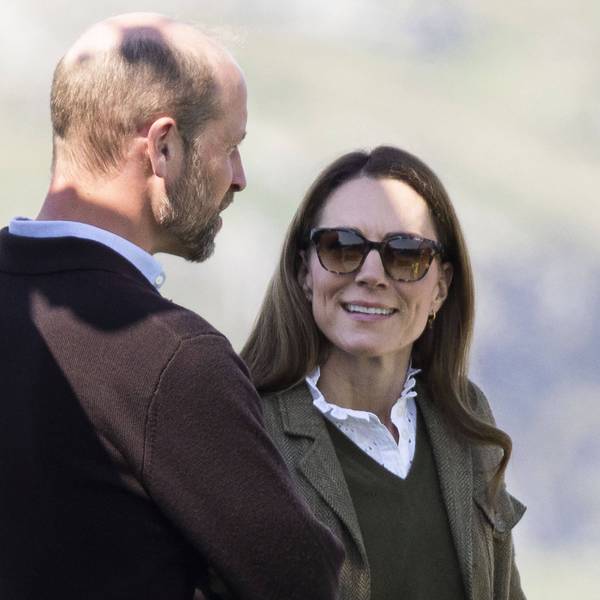 Prinz William und Kate Middleton schauen sich an.