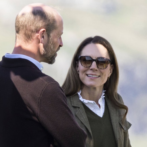 Prinz William und Kate Middleton schauen sich an.