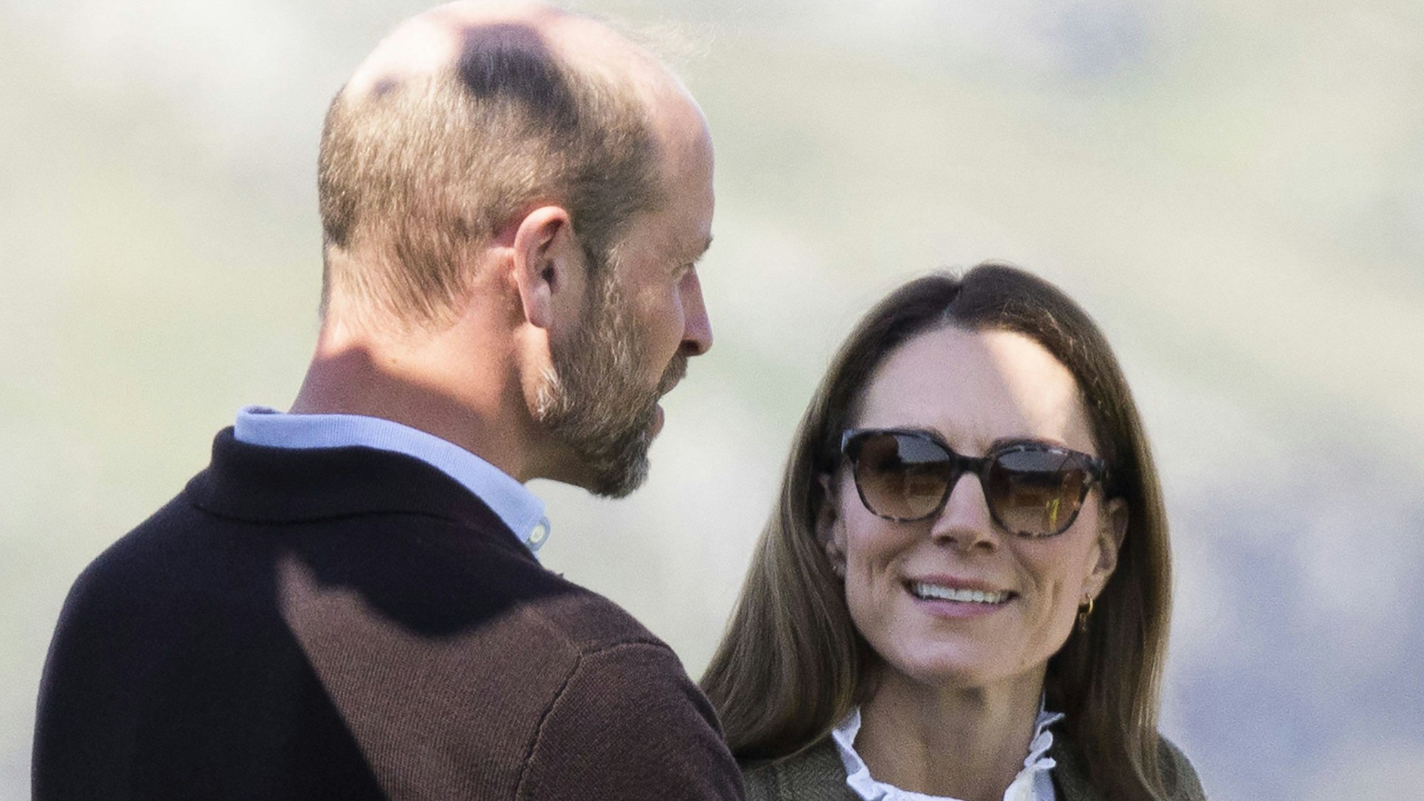 Prinz William und Kate Middleton schauen sich an.
