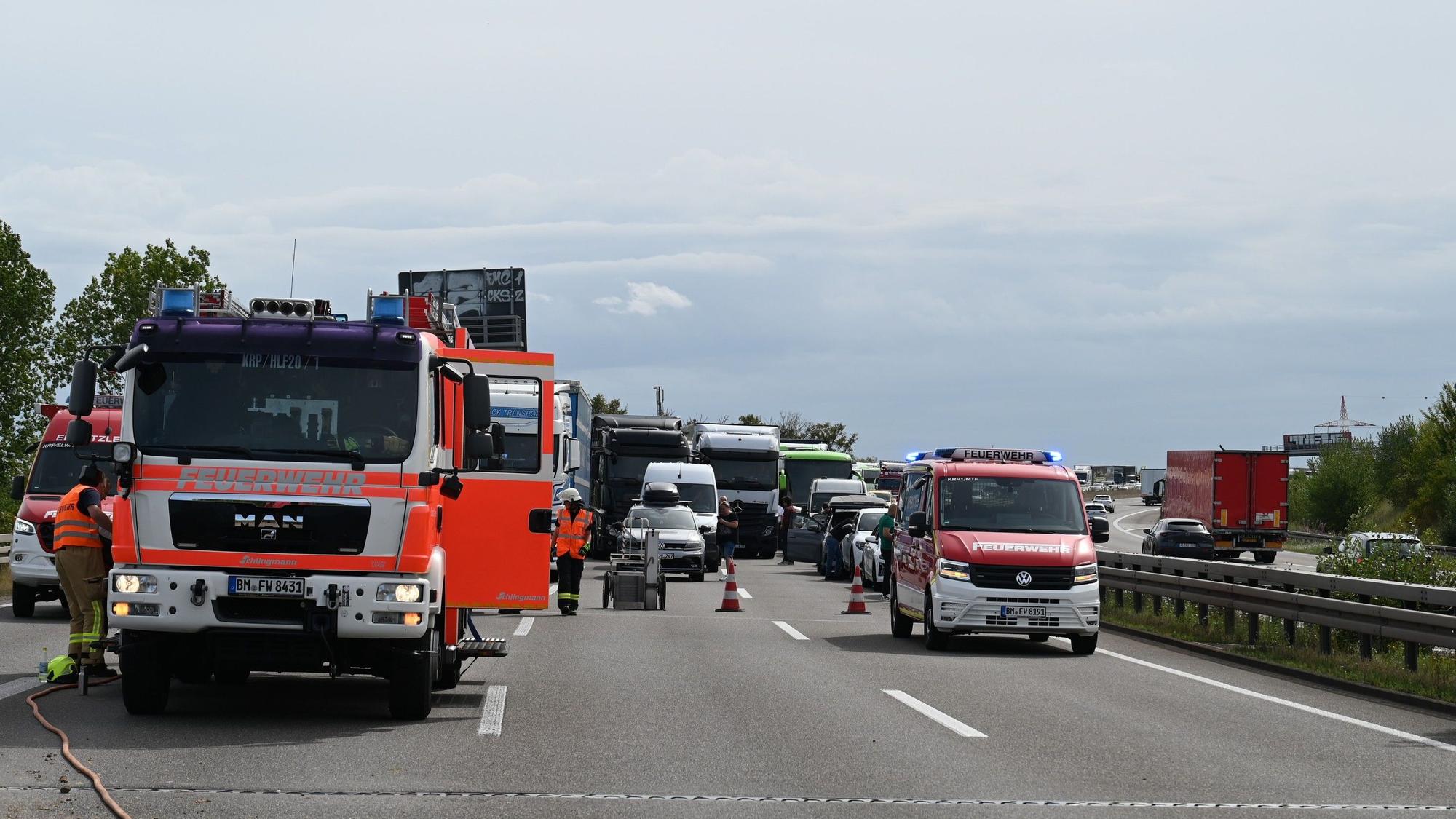 Auf dem Bild ist die gesperrte Autobahn zu sehen.