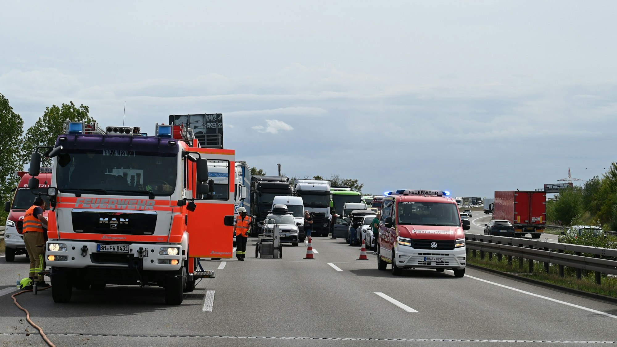 Auf dem Bild ist die gesperrte Autobahn zu sehen.