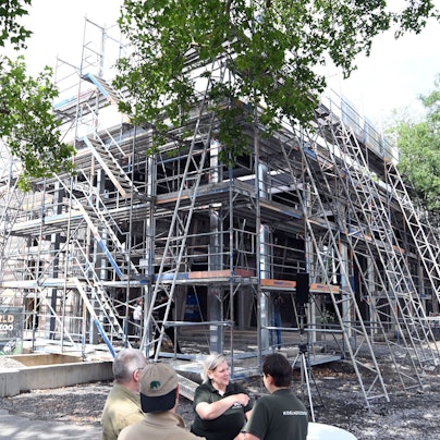 22.07.2025 Köln. Ministerpräsident Hendrik Wüst besucht die 165-Jahr-Feier des KölnerZoo und begleitet das Richtfest der neuen Giraffenanlage (11:15 Uhr). Im Anschluss trifft er Ehrenpatenkinder und ihre Familien im Kölner Zoo (12:30 Uhr). Wüst übernimmt als Ministerpräsident die Ehrenpatenschaft für die Drillinge, Vierlinge und Mehrlinge, die in Nordrhein-Westfalen geboren wurden. Foto: Alexander Schwaiger