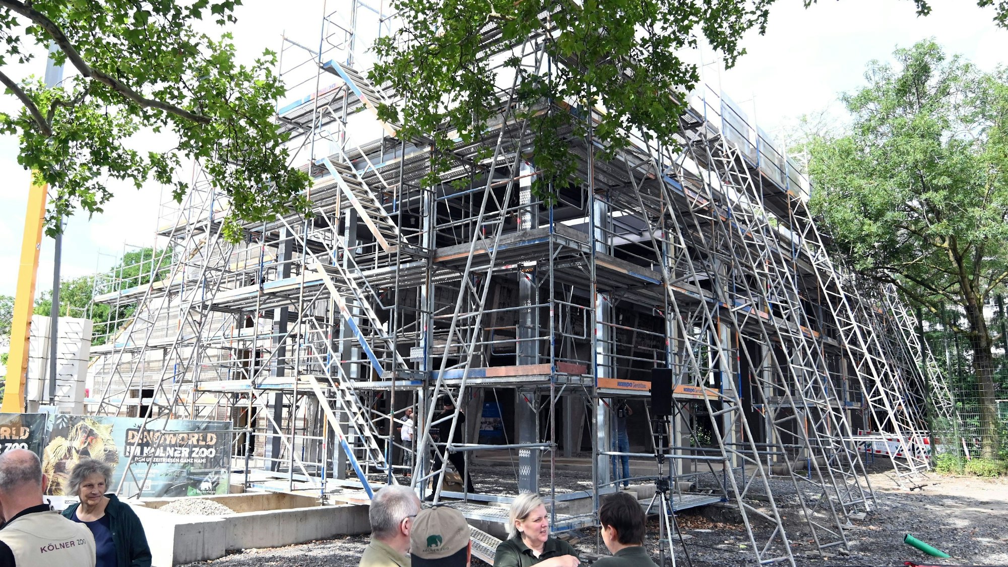22.07.2025 Köln. Ministerpräsident Hendrik Wüst besucht die 165-Jahr-Feier des KölnerZoo und begleitet das Richtfest der neuen Giraffenanlage (11:15 Uhr). Im Anschluss trifft er Ehrenpatenkinder und ihre Familien im Kölner Zoo (12:30 Uhr). Wüst übernimmt als Ministerpräsident die Ehrenpatenschaft für die Drillinge, Vierlinge und Mehrlinge, die in Nordrhein-Westfalen geboren wurden. Foto: Alexander Schwaiger