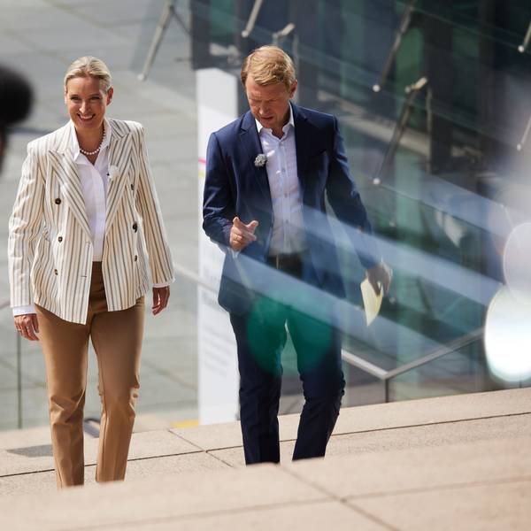 Das Bild zeigt Alice Weidel (AfD), Parteivorsitzende, und Moderator Markus Preiß auf dem Weg zum ARD-Sommerinterview. Foto: Jörg Carstensen/dpa