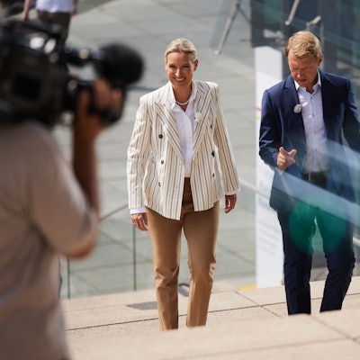 Das Bild zeigt Alice Weidel (AfD), Parteivorsitzende, und Moderator Markus Preiß auf dem Weg zum ARD-Sommerinterview. Foto: Jörg Carstensen/dpa