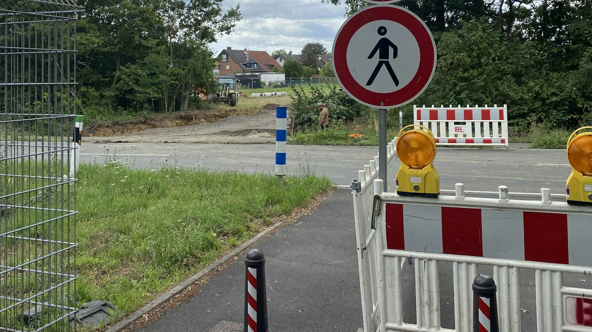 Auf dem Bild ist eine Absperrung mit Barken und Schildern zu sehen.