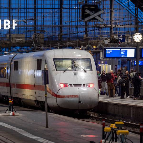 Ein ICE im Kölner Hauptbahnhof. Wer den Flieger in den Ferien meiden will, kann von Köln aus bequem per Direktzug in zahlreiche Urlaubsregionen reisen.