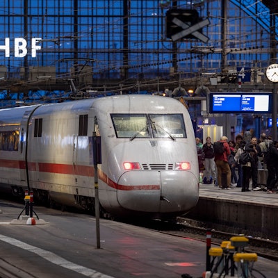 Ein ICE im Kölner Hauptbahnhof. Wer den Flieger in den Ferien meiden will, kann von Köln aus bequem per Direktzug in zahlreiche Urlaubsregionen reisen.