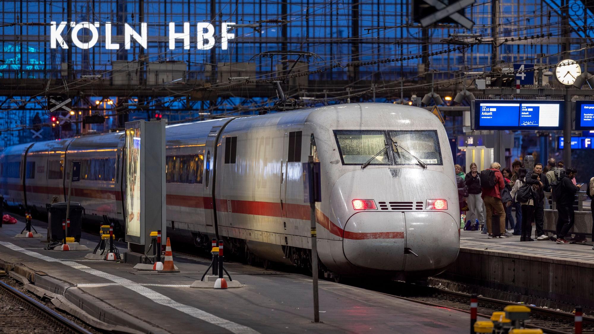 Ein ICE im Kölner Hauptbahnhof. Wer den Flieger in den Ferien meiden will, kann von Köln aus bequem per Direktzug in zahlreiche Urlaubsregionen reisen.