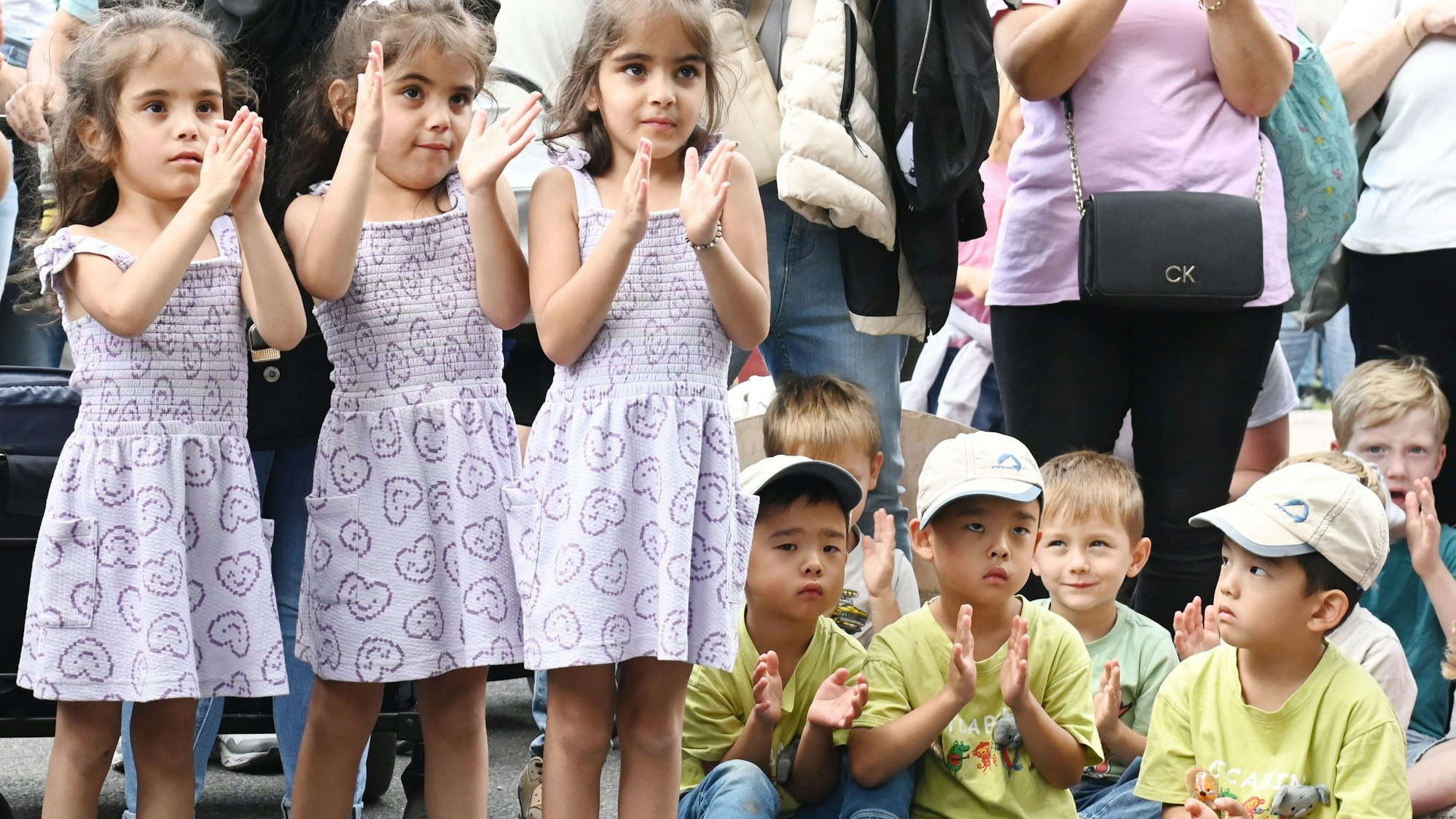22.07.2025 Köln. Ministerpräsident Hendrik Wüst besucht die 165-Jahr-Feier des KölnerZoo und begleitet das Richtfest der neuen Giraffenanlage (11:15 Uhr). Im Anschluss trifft er Ehrenpatenkinder und ihre Familien im Kölner Zoo (12:30 Uhr). Wüst übernimmt als Ministerpräsident die Ehrenpatenschaft für die Drillinge, Vierlinge und Mehrlinge, die in Nordrhein-Westfalen geboren wurden. Foto: Alexander Schwaiger