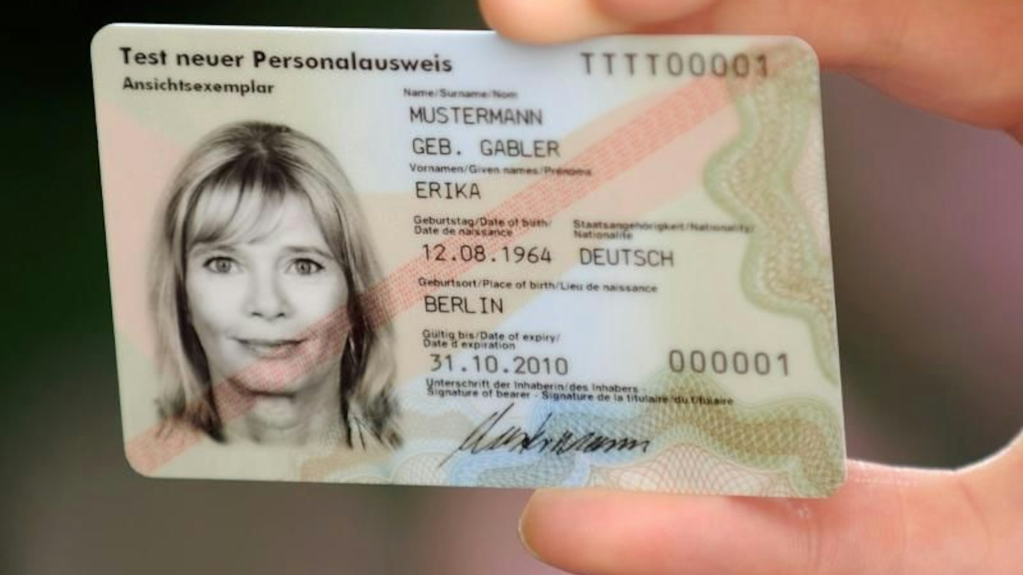 Kaum ein Bürger in Deutschland nutzt den neuen Personalausweis für Behördendienste im Internet. Foto: Tim Brakemeier