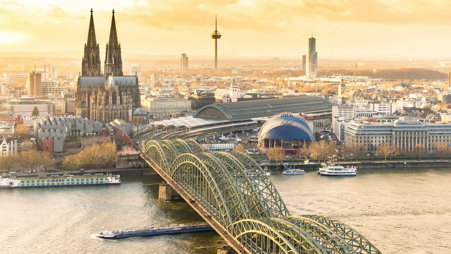Panorama des bunten Himmels über dem Dom in Köln.