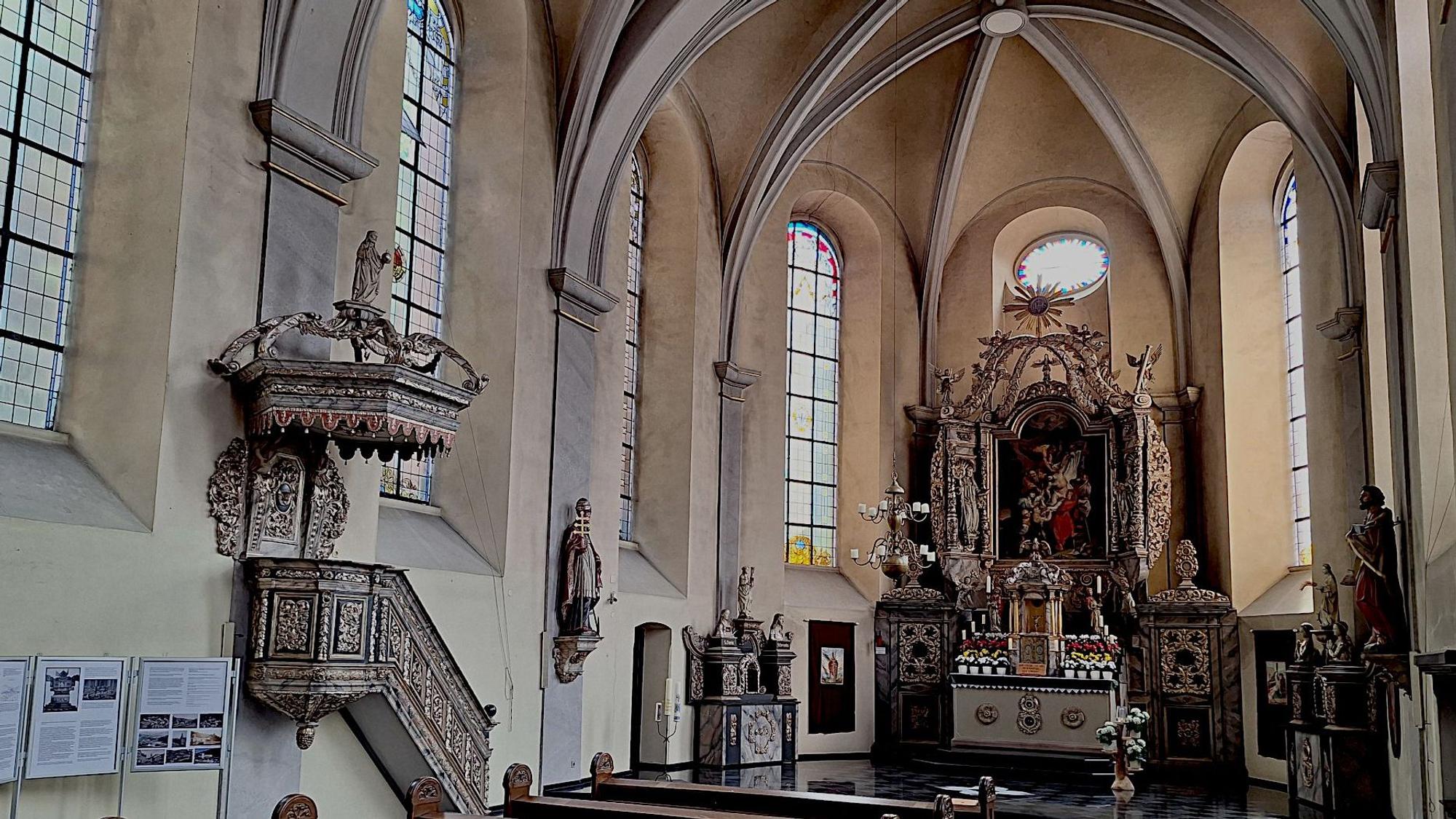 Das Bild zeigt das Innere der Pfarrkirche St. Clemens in Heimbach.