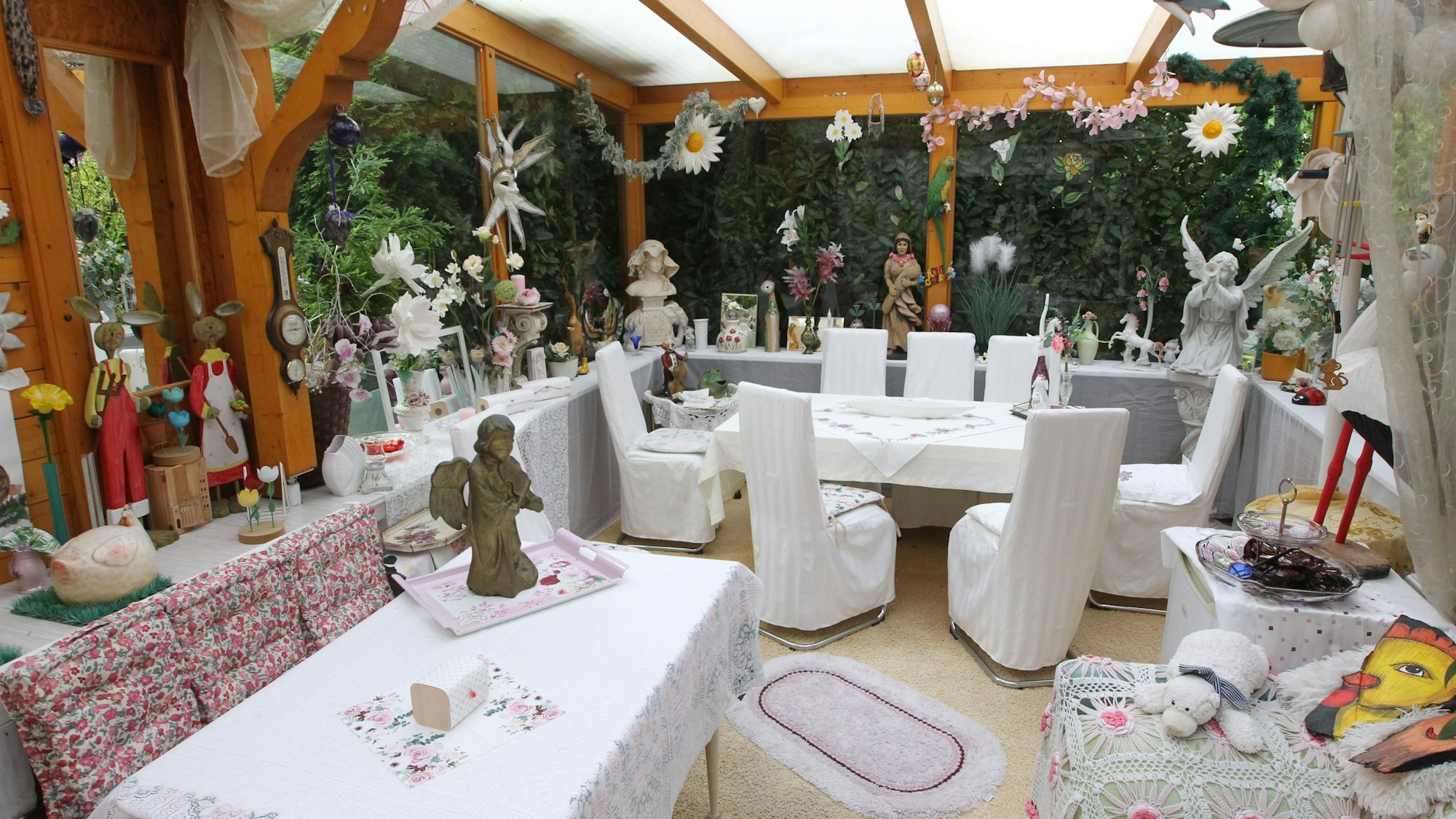 Ihrer Kreativität lässt Gisela Pinunsko auch im heimischen Wintergarten freien Lauf.