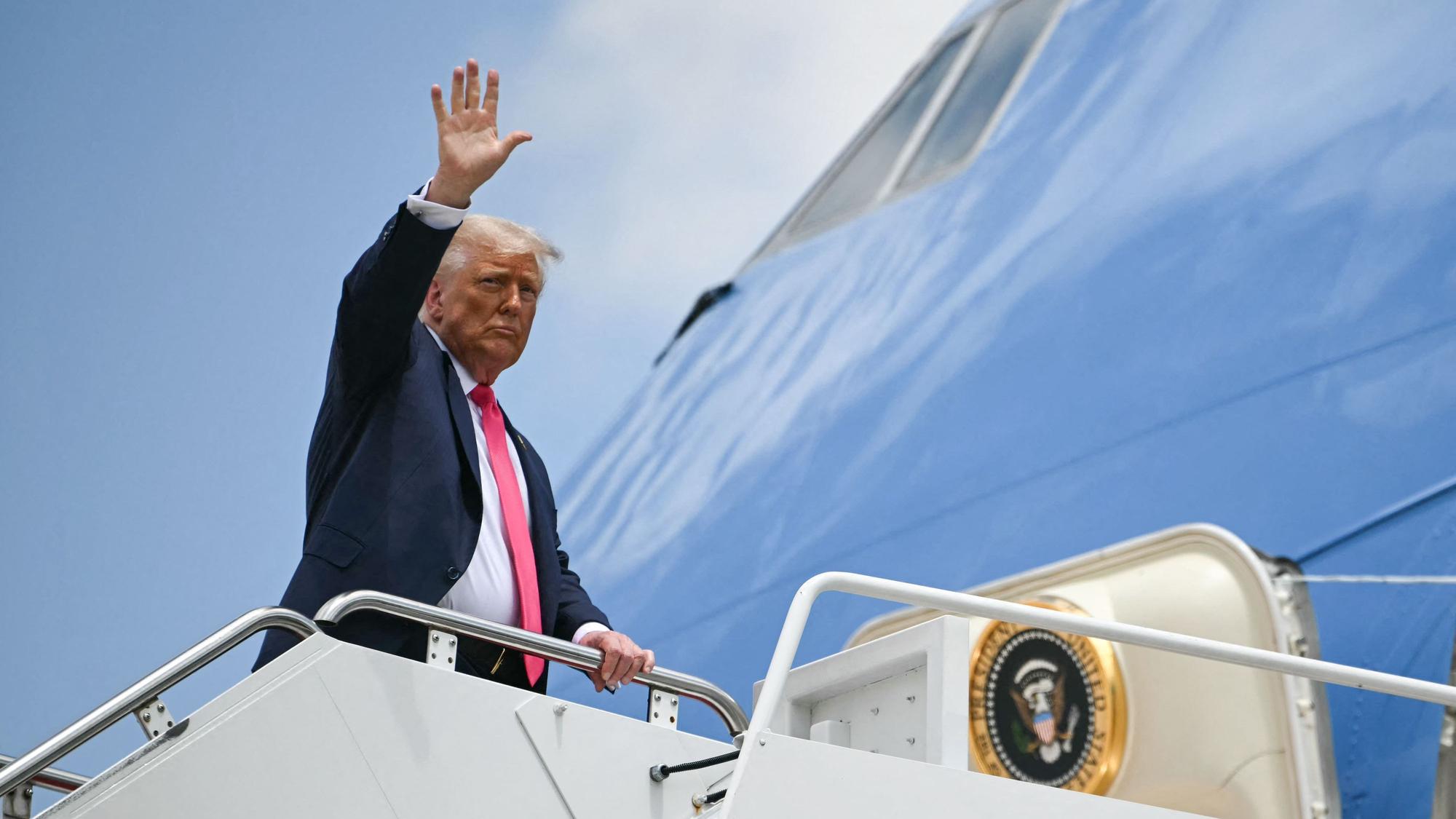 US-Präsident Trump geht an Bord der Air Force One.