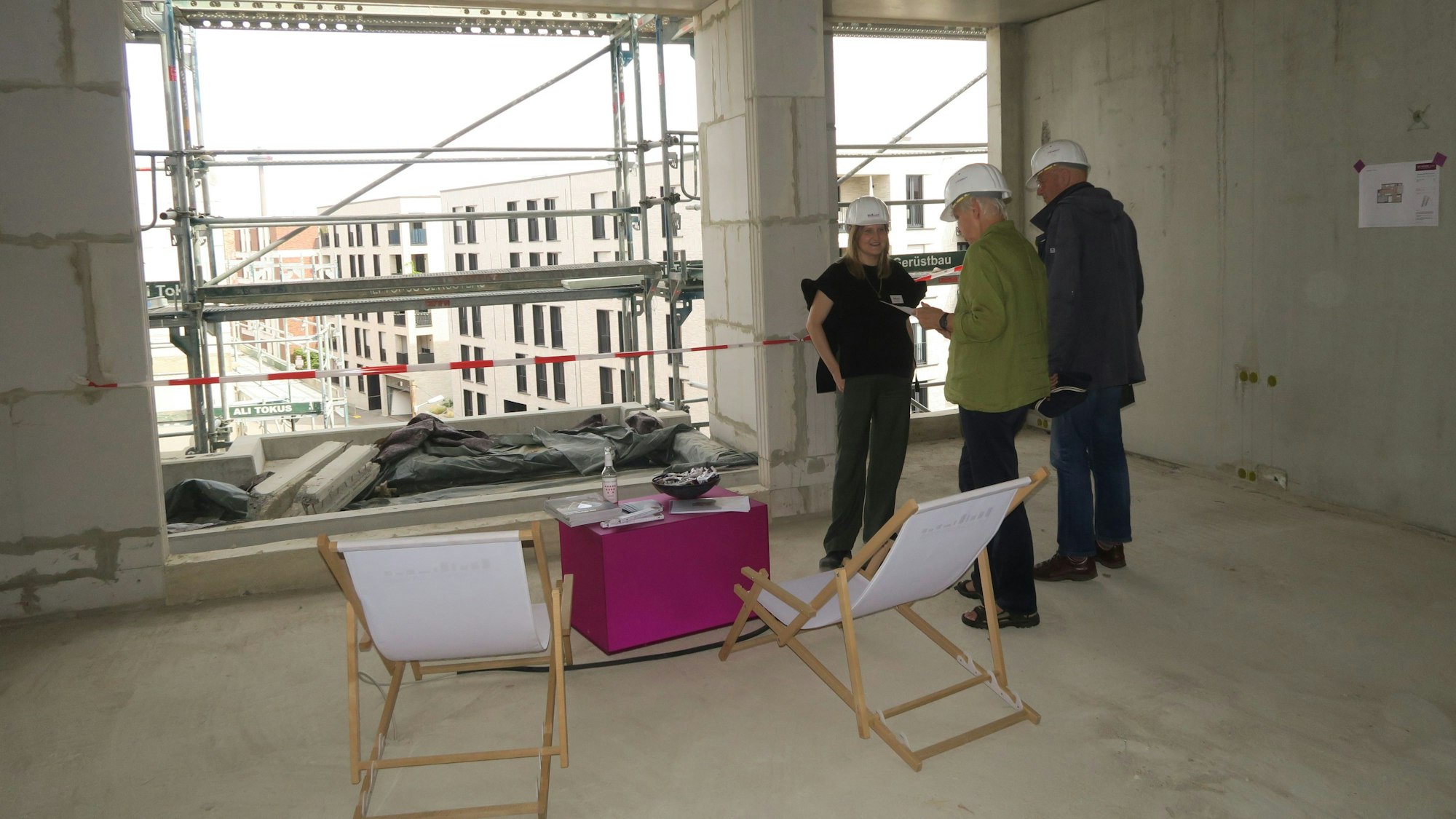 Interessenten schauen sich Wohnungen im Quartier „Wohnliebe“ in Ehrenfeld an.